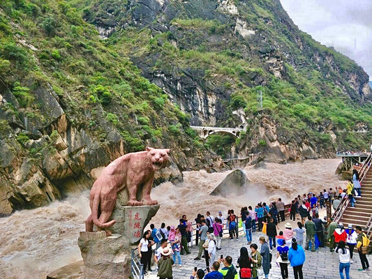 One-Day Hiking Adventure in Yunnan's Tiger Leaping Gorge: Tips & Highlights - Tiger Leaping Gorge Hikers